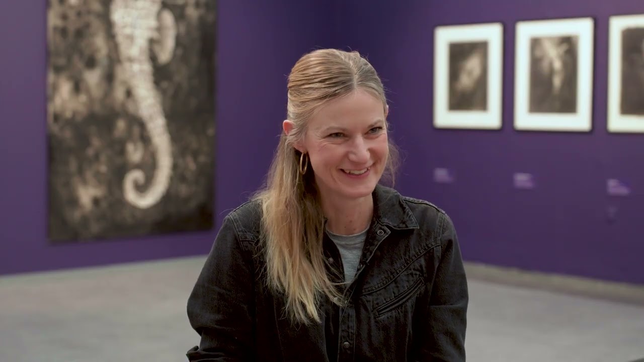 Read more about the article Interview med Mie Mørkeberg i udstillingen ‘At male det usynlige – Arild Rosenkrantz’